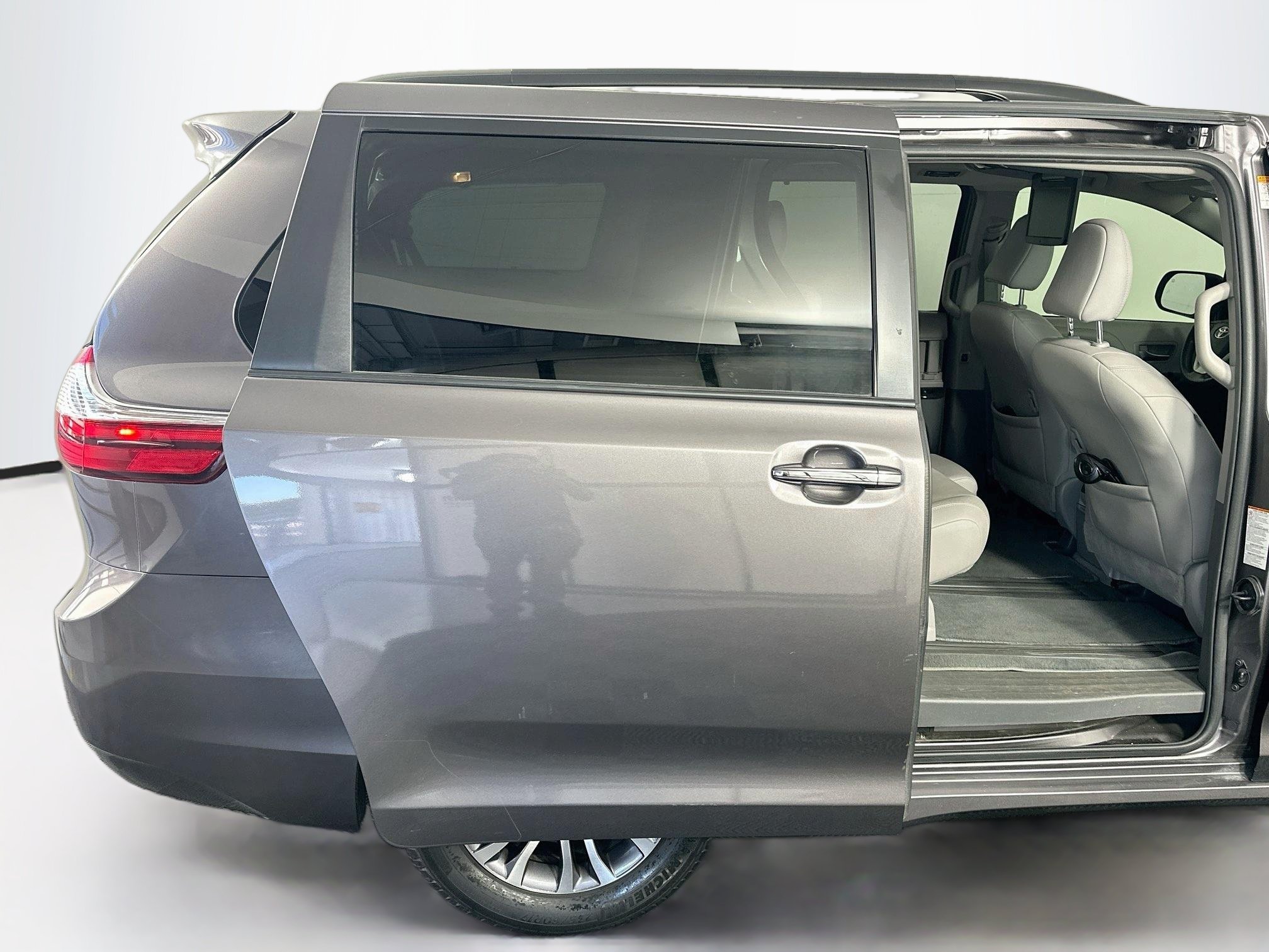 Used 2019 Toyota Sienna XLE FWD image 34