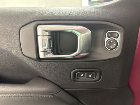 Used 2022 Jeep Wrangler Unlimited Sahara image 15