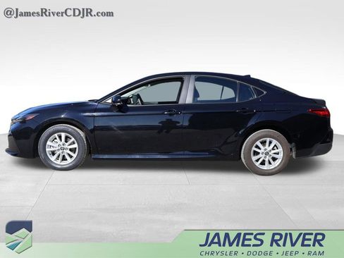 Used 2025 Toyota Camry LE image 2