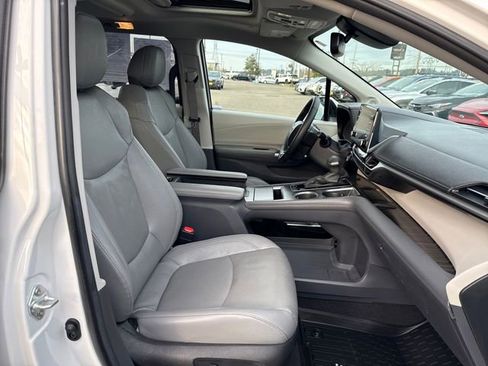 Used 2023 Toyota Sienna Limited image 9