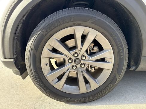 Used 2021 Ford Explorer XLT w/ Equipment Group 202A image 11