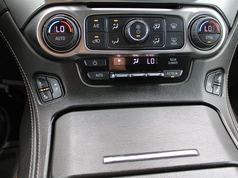 Used 2020 Chevrolet Suburban Premier AWD/4WD image 21