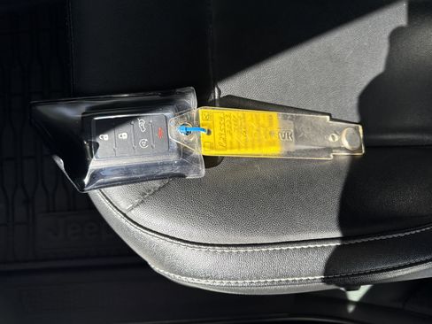 Used 2023 Jeep Grand Cherokee Limited w/ Black Appearance Package image 34