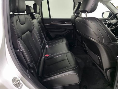 Used 2023 Jeep Grand Cherokee Limited image 27