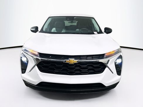 Used 2025 Chevrolet Trax LS FWD image 2
