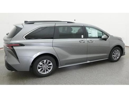 New 2026 Toyota Sienna XLE image 10