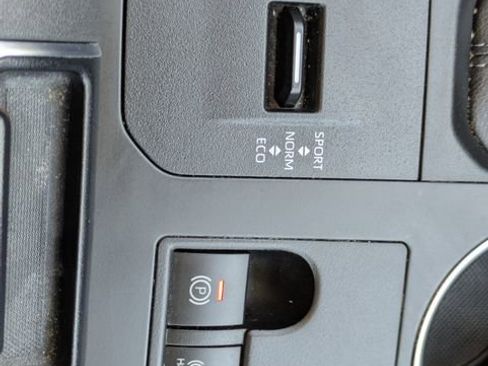 Used 2023 Toyota Highlander L image 16