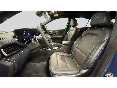 Certified 2025 Buick Envista Sport Touring w/ Convenience I Package FWD image 12
