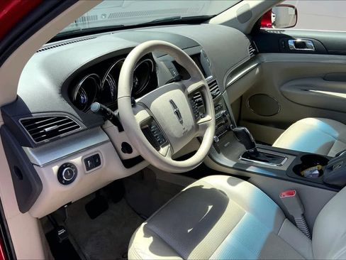 Used 2010 Lincoln MKT 2WD image 2