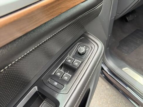 Used 2025 Volkswagen Atlas SE AWD/4WD image 11