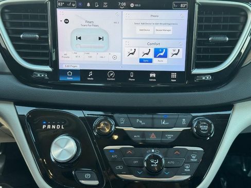 Used 2024 Chrysler Pacifica Touring-L FWD image 18