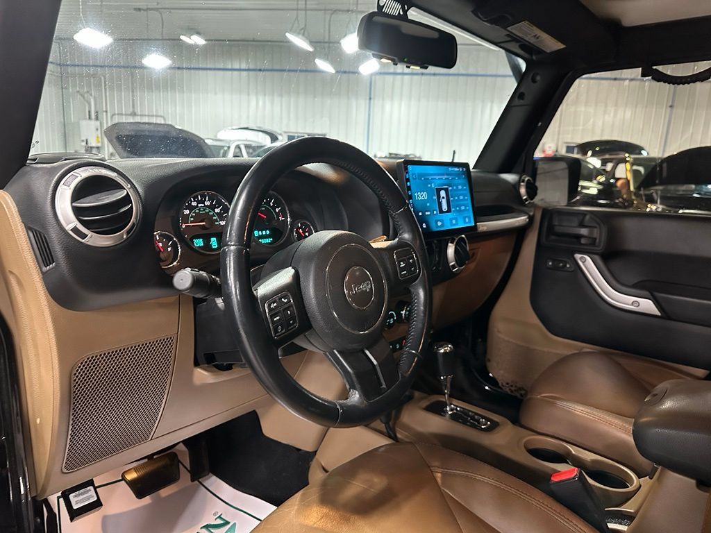 Used 2015 Jeep Wrangler Unlimited Sahara w/ Connectivity Group AWD/4WD image 13