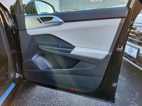 New 2026 Volkswagen Taos SE image 13