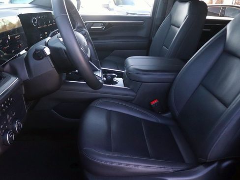 Used 2025 Chevrolet Suburban Z71 image 14