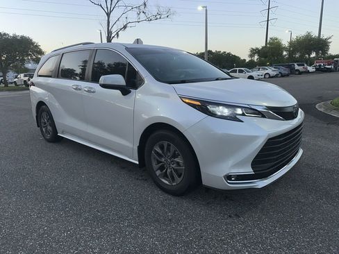 Used 2024 Toyota Sienna XLE image 7