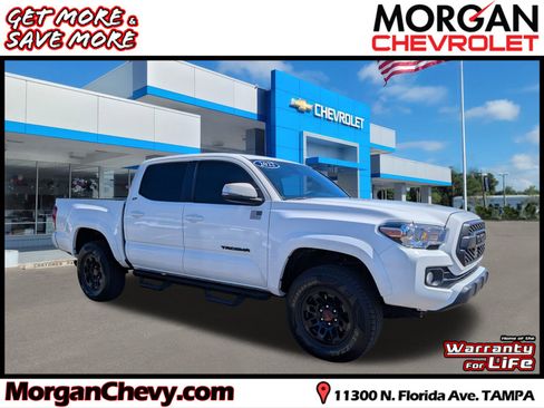 Used 2022 Toyota Tacoma SR5 w/ Technology Package image 1