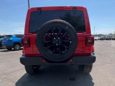 Used 2025 Jeep Wrangler Unlimited Sahara w/ Safety Group AWD/4WD image 7