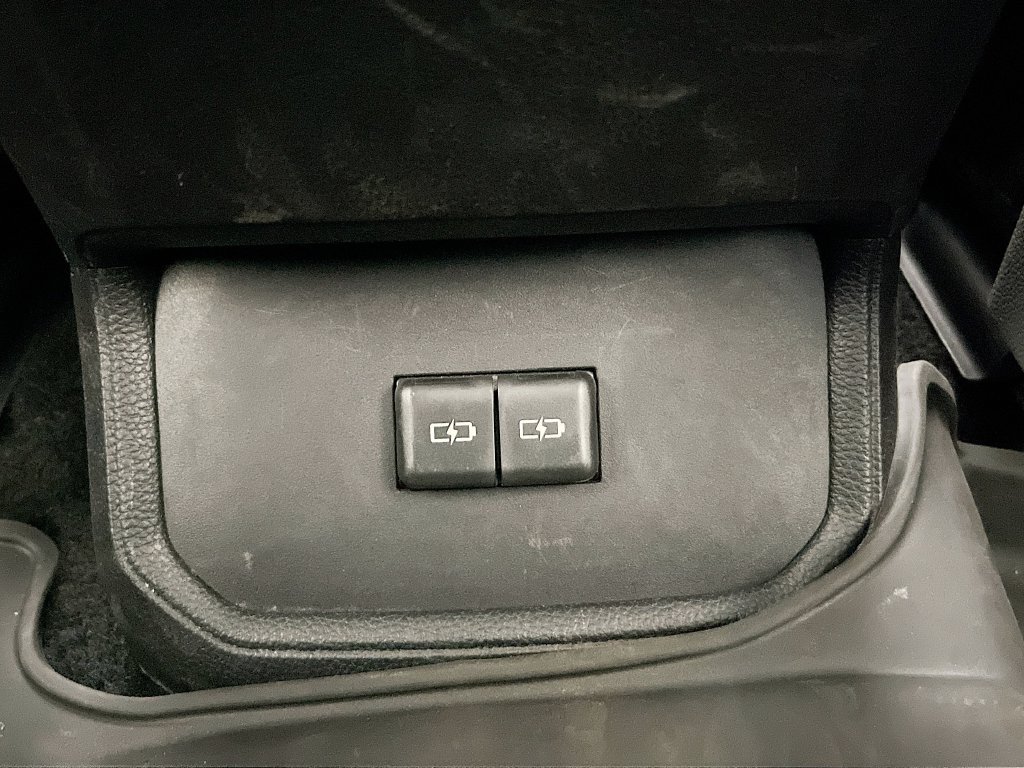 Used 2024 Toyota Highlander LE FWD image 25