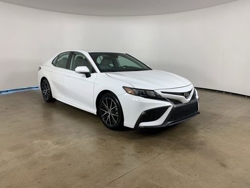 Used 2023 Toyota Camry SE image 4