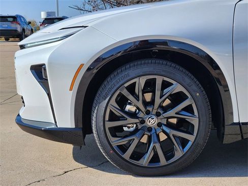 New 2025 Toyota Crown Signia Limited image 5