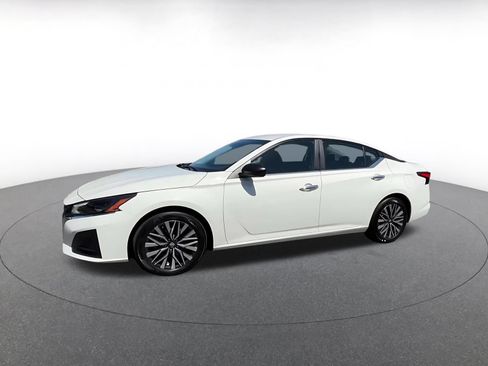 Used 2025 Nissan Altima 2.5 SV FWD image 7