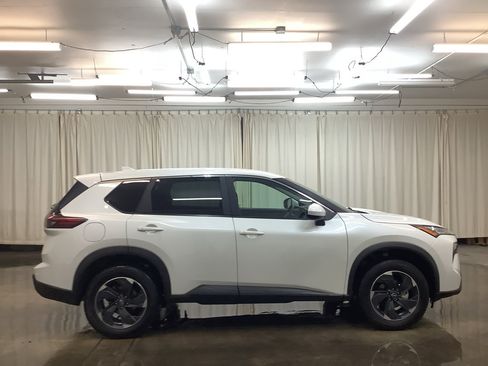 Used 2024 Nissan Rogue SV image 5