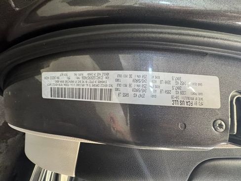 Used 2019 Chrysler Pacifica Limited w/ Tire & Wheel Group FWD image 27