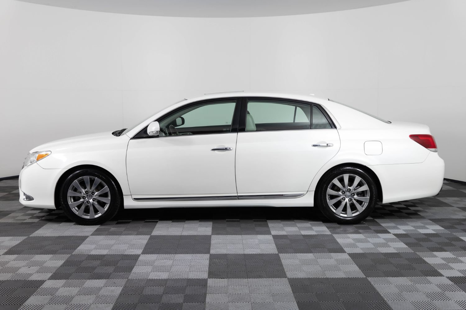 Used 2011 Toyota Avalon Limited FWD image 3