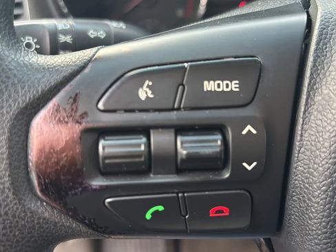 Used 2017 Kia Sedona LX image 30