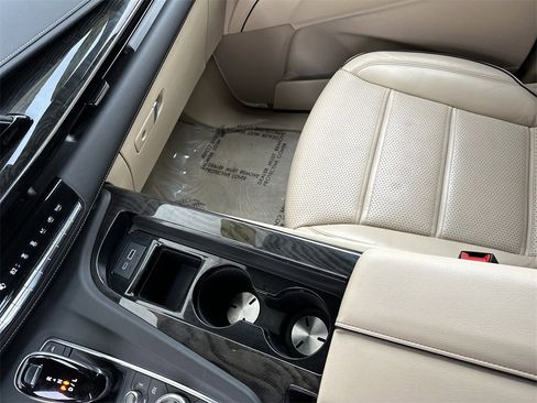 Used 2024 Cadillac Escalade Premium Luxury image 22