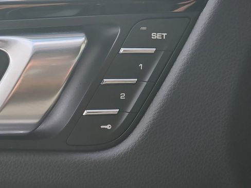 Certified 2025 Porsche Macan image 22