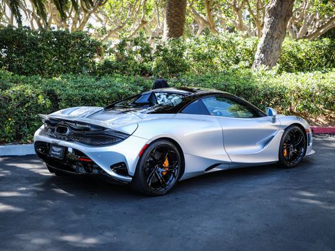 Used 2024 McLaren 750S Spider RWD image 8