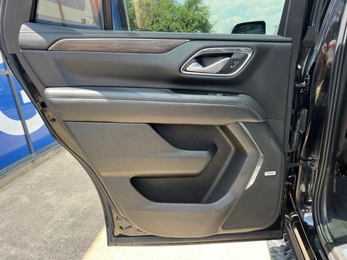 Used 2022 Chevrolet Tahoe Z71 w/ Luxury Package AWD/4WD image 18
