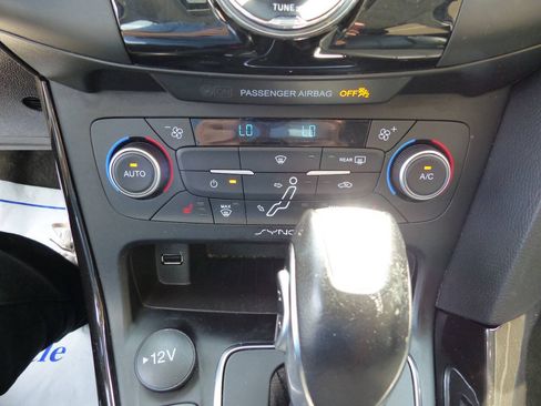 Used 2018 Ford Focus Titanium w/ Titanium Technology Package FWD image 35