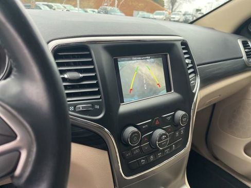 Used 2021 Jeep Grand Cherokee Laredo image 24