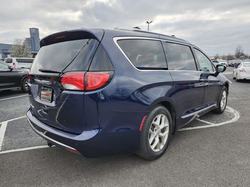 Used 2018 Chrysler Pacifica Touring-L Plus w/ Tire & Wheel Group image 17