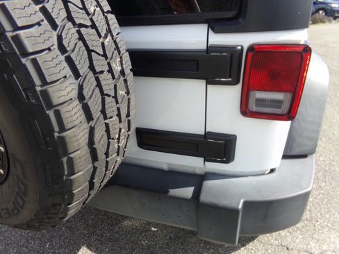 Used 2017 Jeep Wrangler Unlimited Sport w/ Quick Order Package 24S AWD/4WD image 8