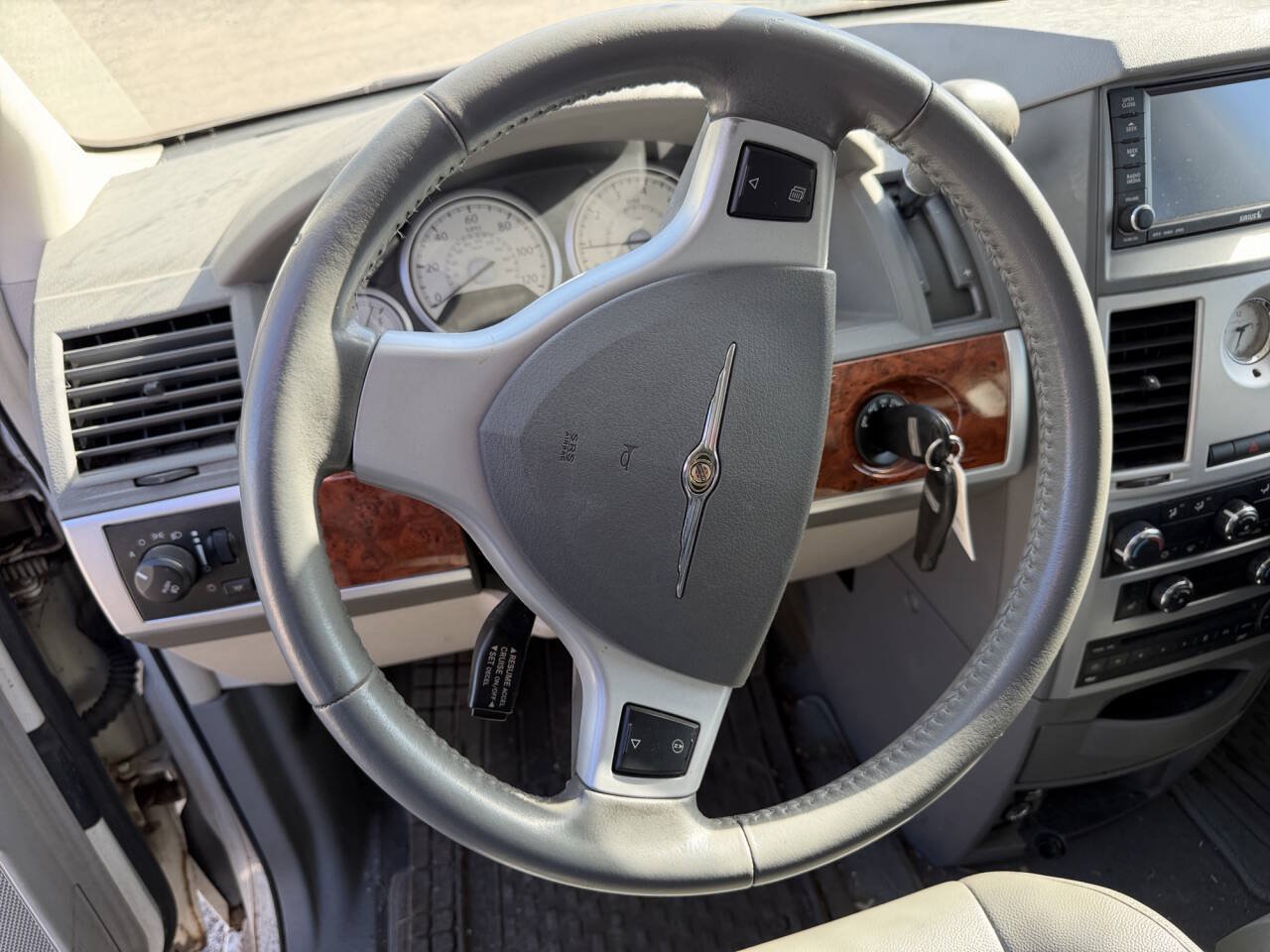 Used 2009 Chrysler Town & Country Touring FWD image 30
