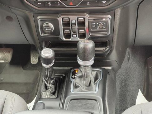 Used 2022 Jeep Wrangler Unlimited Sahara AWD/4WD image 16