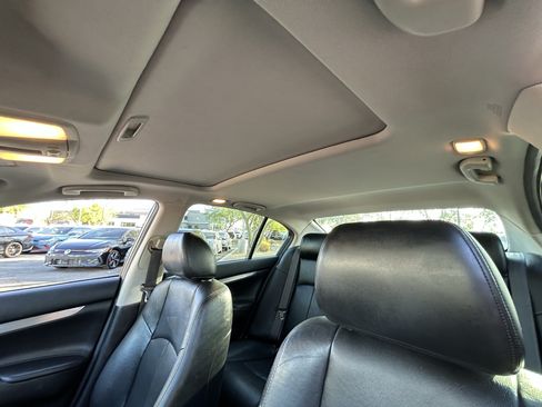 Used 2015 INFINITI Q40 w/ Moonroof Package RWD image 18