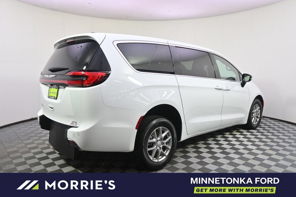 Used 2026 Chrysler Pacifica Select FWD image 8