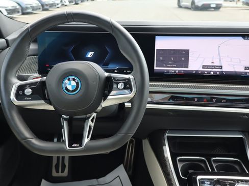 Used 2023 BMW i7 xDrive60 w/ Parking Assistance Package AWD/4WD image 14