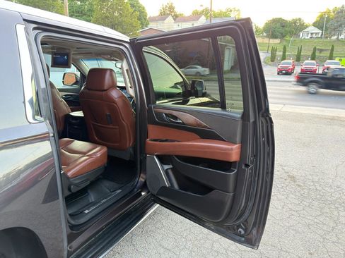 Used 2016 Cadillac Escalade ESV Luxury AWD/4WD image 19