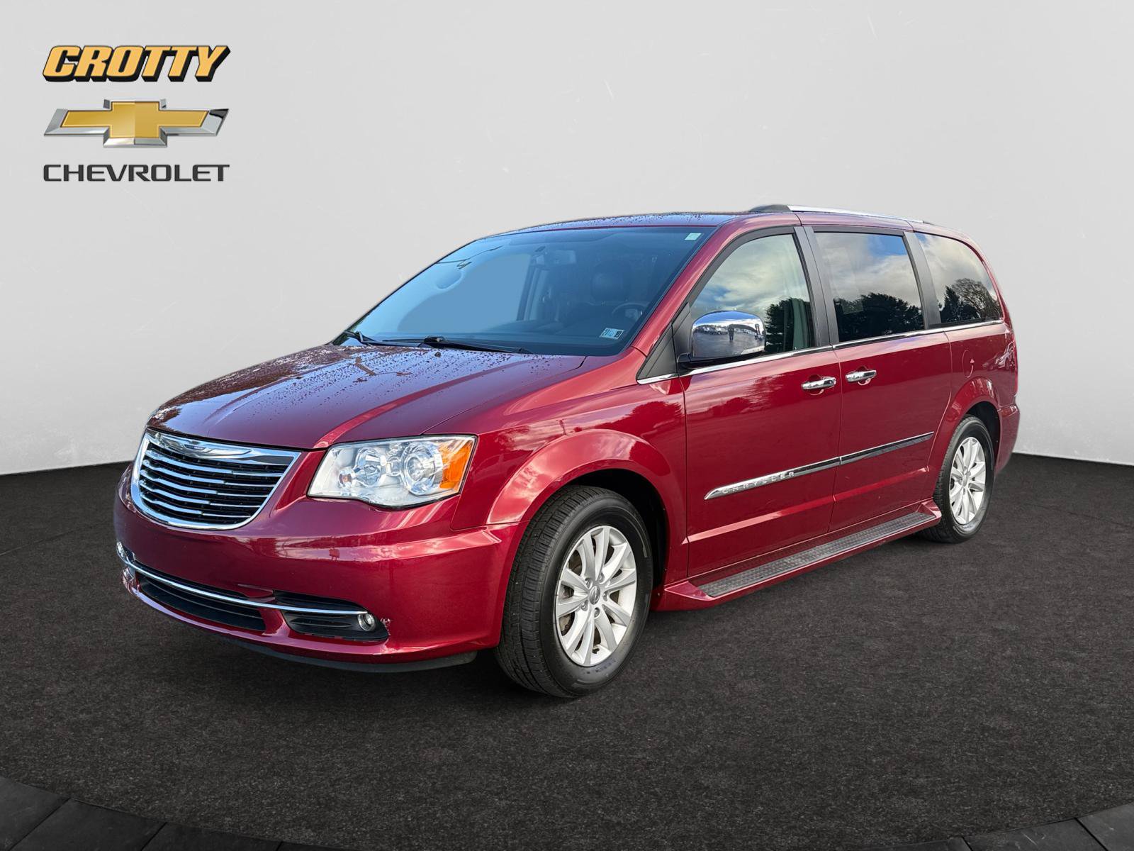 Used 2016 Chrysler Town & Country Limited Platinum FWD image 1