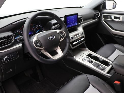 Used 2022 Ford Explorer XLT w/ Equipment Group 202A image 15