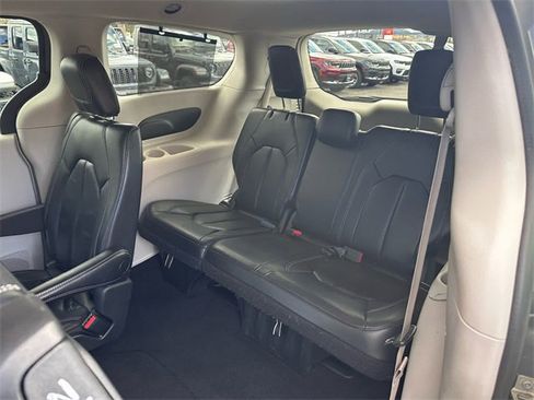 Used 2022 Chrysler Pacifica Touring-L image 11