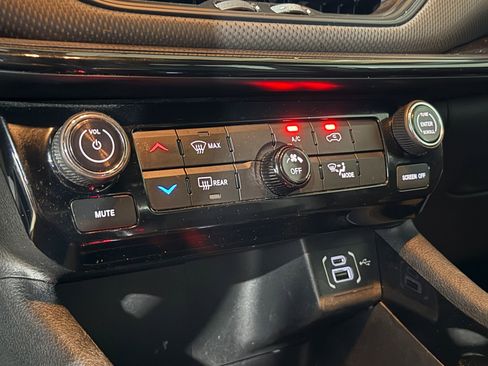 Used 2023 Jeep Compass Altitude image 16