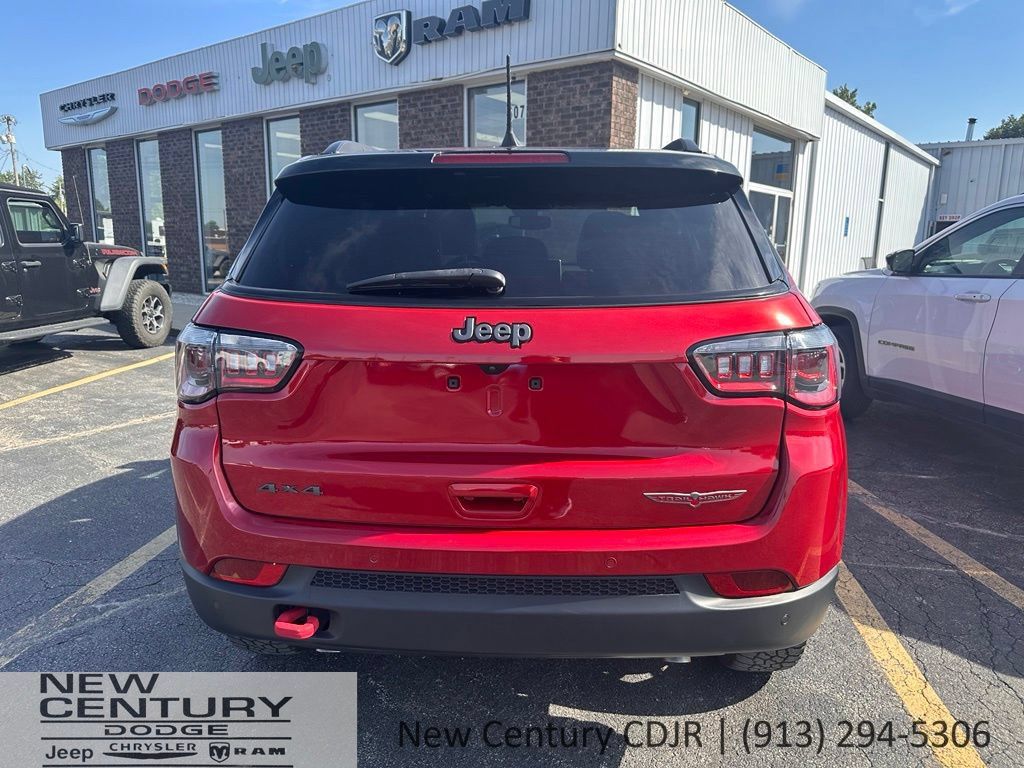 Used 2025 Jeep Compass Trailhawk AWD/4WD image 3