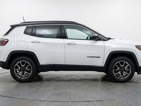 Used 2025 Jeep Compass Trailhawk AWD/4WD image 11