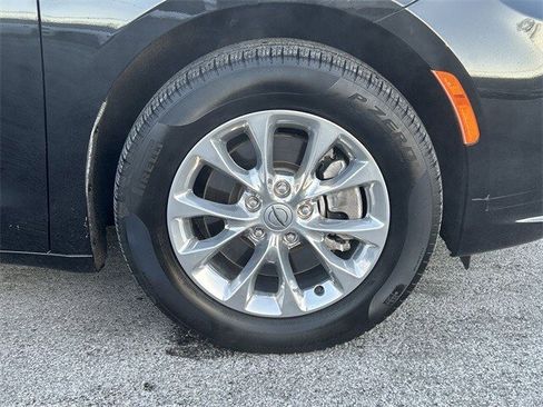 Used 2022 Chrysler Pacifica Touring-L image 13